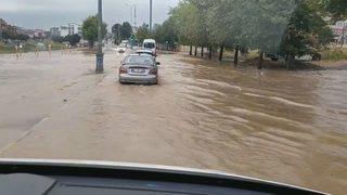 Kocaeli'de 10 dakikalık yağışta yollar göle döndü