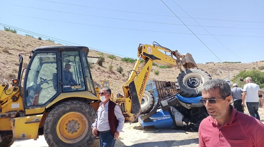 Malatya'da traktör devrildi: 2 yaralı