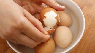 Meğer bu kadar basitmiş! Pişirme hilesi ile haşlanmış yumurtayı soymak saniyeler sürüyor