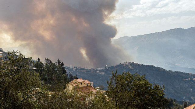 Kabylie bölgesindeki orman yangınından yükselen duman.