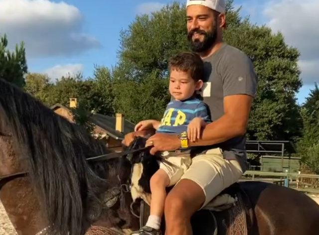 Burak Özçivit oğlu Karan'la birlikte at bindi! "Sezon öncesi Karan'dan taktikler"