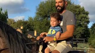 Burak Özçivit oğlu Karan'la birlikte at bindi! Sezon öncesi Karan'dan taktikler