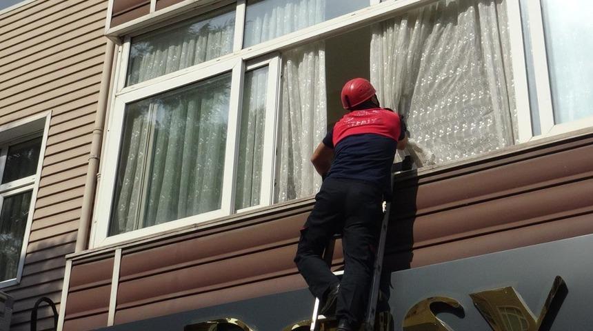 Apartmanda panik anları! Ekipleri harekete geçiren adam: Ben kolay ölmem