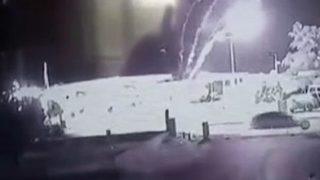 Benzin istasyonuna havai fişekli saldırı! Anbean kamerada