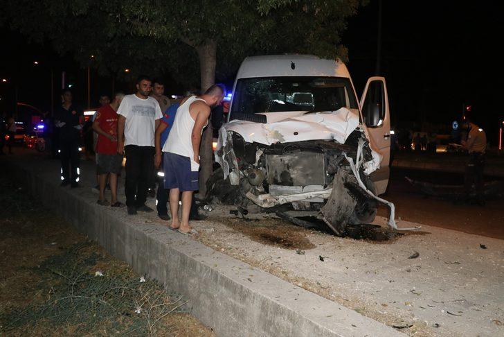 Adana'da otomobil ile minibüs çarpıştı: 1 ölü, 3 yaralı G2