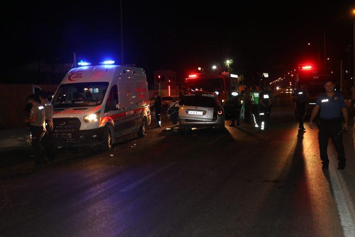Adana'da otomobil ile minibüs çarpıştı: 1 ölü, 3 yaralı G3