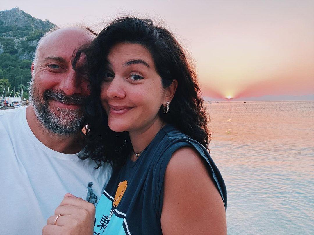 Berg&uuml;zar Korel'in son halini g&ouml;ren inanamadı! 'Neden sa&ccedil;ların beyazlamış' deyip paylaştı! 