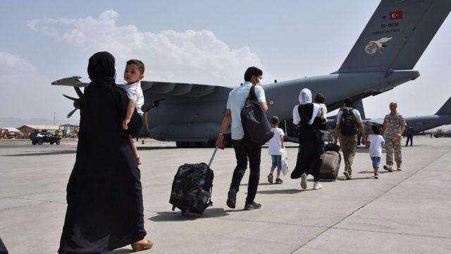 Kabil'den tahliye edilen Türk vatandaşları.