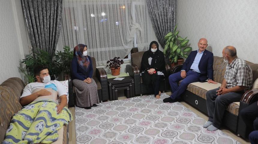 Bakan Soylu, Ankara’da bıçaklı kavgada öldürülen Emirhan Yalçın’ın ailesini ziyaret etti