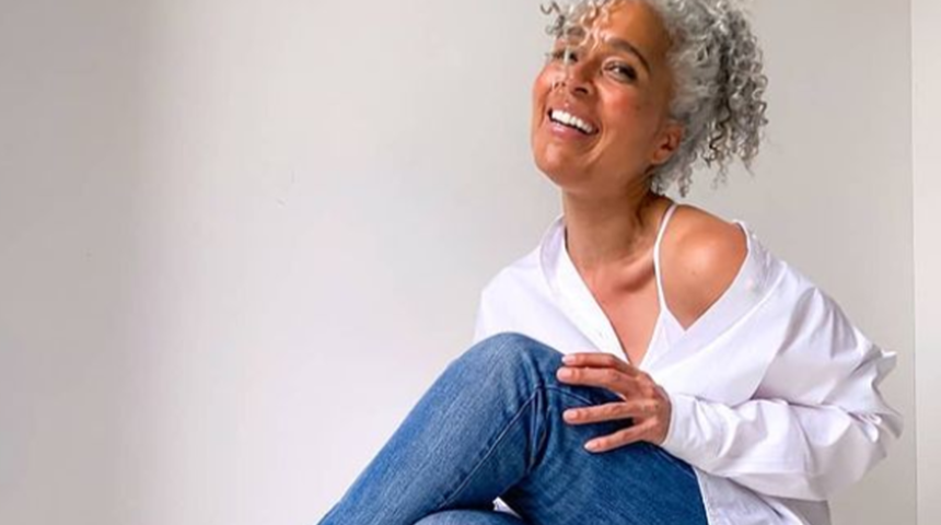 Model olmayacağını söyleyenlere inat Mia Mauge, 55 yaşında iç çamaşırları için poz veriyor