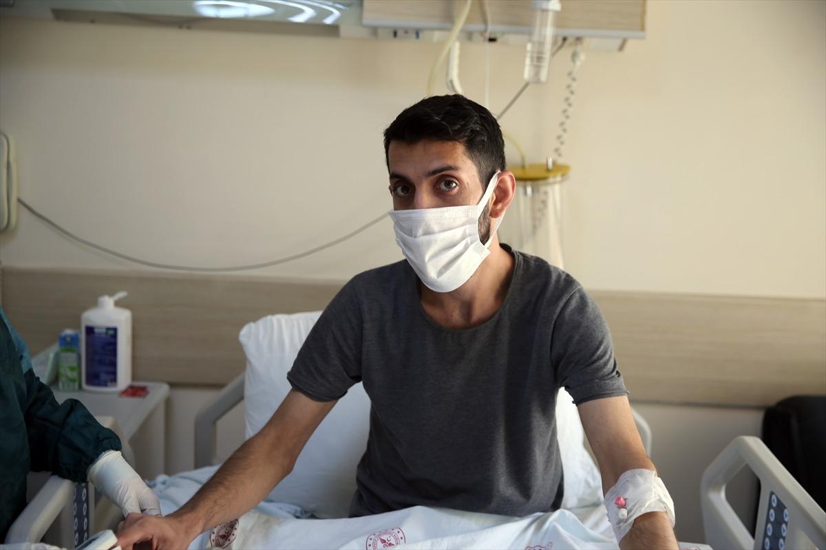 Kovid-19 tedavisi g&ouml;ren gen&ccedil;, aşı yaptırmadığına pişman