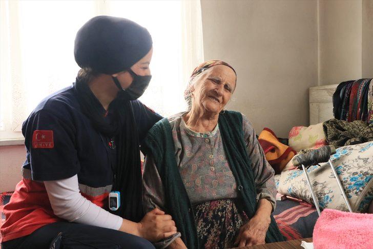 Sağlıkçıların sel bölgesinde ulaştığı 88 yaşındaki Behiye Yıldırım gözyaşlarını tutamadı: G2