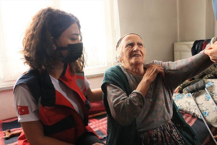 Sağlıkçıların sel bölgesinde ulaştığı 88 yaşındaki Behiye Yıldırım gözyaşlarını tutamadı: G3