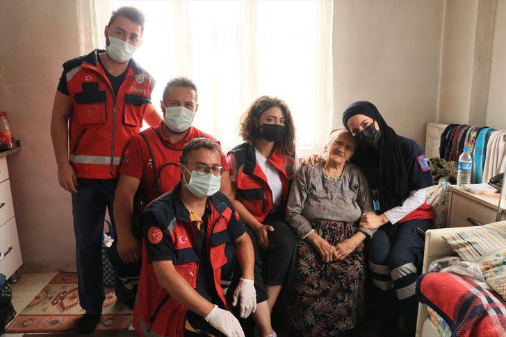 Sağlıkçıların sel bölgesinde ulaştığı 88 yaşındaki Behiye Yıldırım gözyaşlarını tutamadı: G4