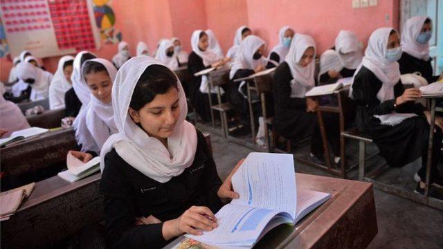 Taliban'ın kız okullarını kapatacağı tahmin ediliyor.