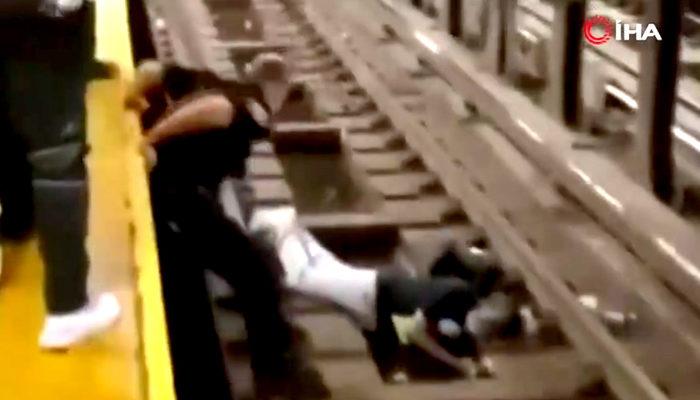 New York metrosunda korku dolu anlar! Raylara düşen yolcu son anda kurtarıldı