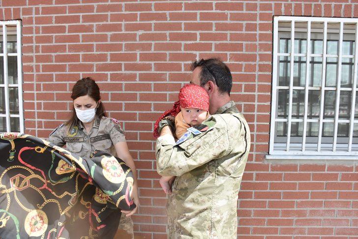 Türk askeri Kabil'deki kontrol noktasında annesinden ayrı düşen Hadiya bebeğe şefkat elini uzattı G5