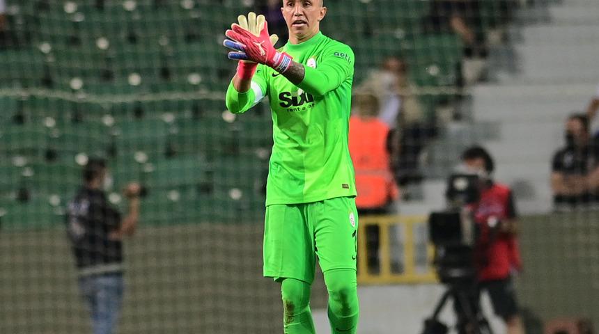 Galatasaray'da Muslera kafaları karıştırdı