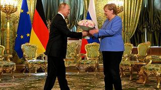 Putin, Merkel'le görüşmesine çiçekle geldi