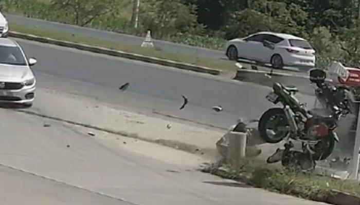 Antalya'da motosikletiyle otomobile çarptı! Korkunç kaza saniye saniye görüntülendi