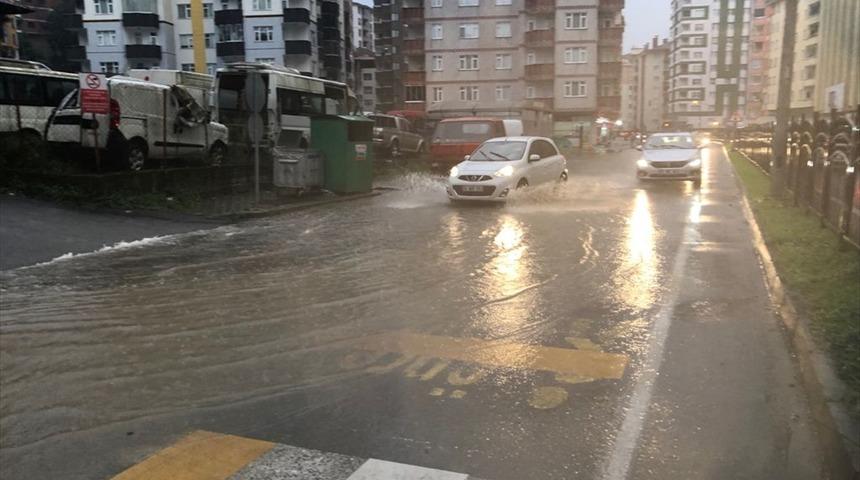 Rize'de sağanak nedeniyle bazı iş yerlerini su bastı