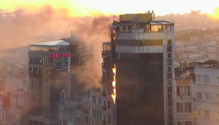 Korku dolu anlar! Taksim'de binanın cephesi alev alev yandı