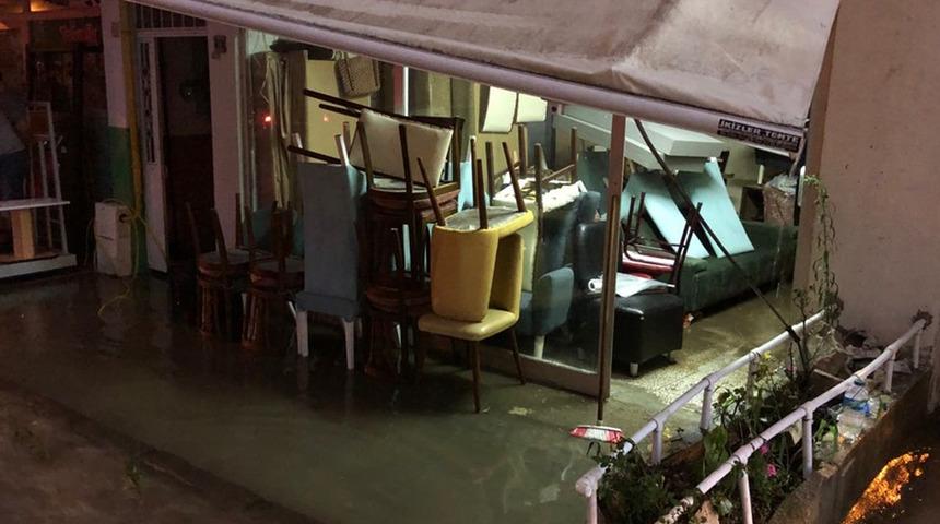 Rize'de sağanak! Bazı iş yerlerini su bastı