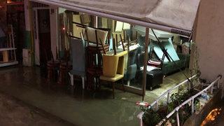 Rize'de sağanak! Bazı iş yerlerini su bastı