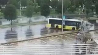 Kartal'da İETT otobüsü 5 bisikletliye çarptı