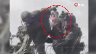 Duvarın üzerinden ABD askerine verilen bebeğe ne oldu? Bakanlık Sözcüsü açıkladı