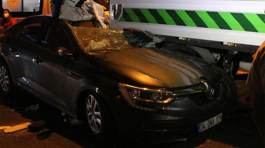 Bayrampaşa'da İBB'ye ait bir araca otomobil &ccedil;arptı: 1'i ağır 5 yaralı