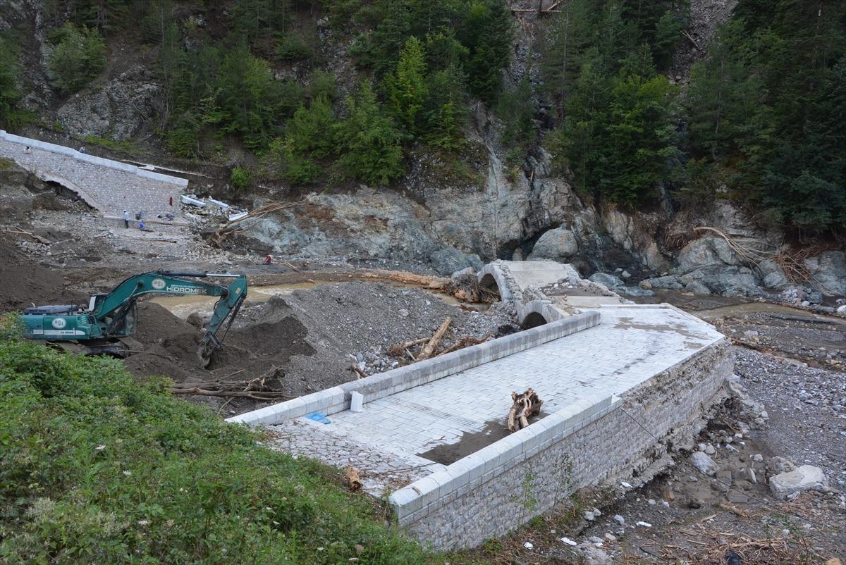Kastamonu'daki selde, İstiklal Yolu &uuml;zerindeki 122 yıllık tarihi k&ouml;pr&uuml; de zarar g&ouml;rd&uuml;