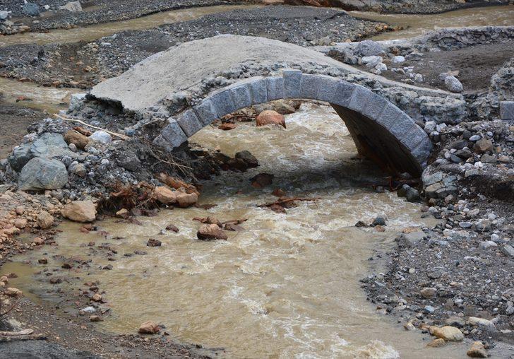 Kastamonu'daki selde, İstiklal Yolu üzerindeki 122 yıllık tarihi köprü de zarar gördü G4