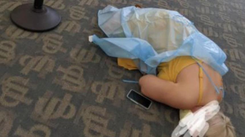 Kahreden görüntü! Koronavirüs tedavisi için sırada beklerken bir anda yere yığıldı