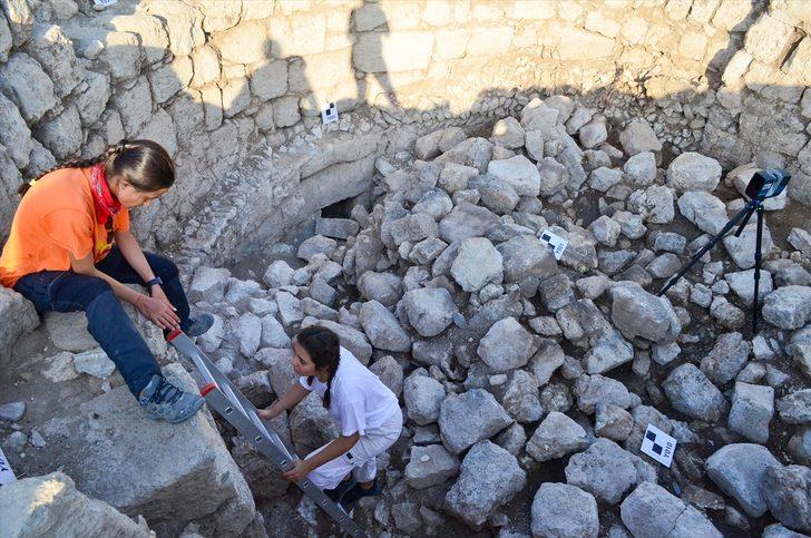 Soli Pompeipolis Antik Kenti kazılarında gök bilimci ve şair Aratos'un anıt mezarının geçidine ulaşıldı G3