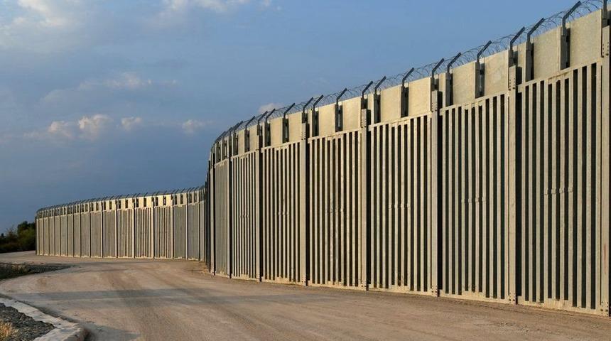 Yunanistan Afganistan'dan olası g&ouml;&ccedil; akınına karşı T&uuml;rkiye sınırında 40 km'lik duvar &ouml;rd&uuml;