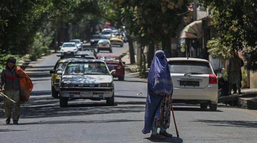 Afganistan'da 'sıkışıp kalmış' kadın gazeteciler anlatıyor: 'Bir evden diğerine ka&ccedil;arak Taliban'dan saklanıyoruz'