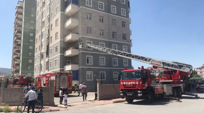 Kayseri'de apartman dairesinde çıkan yangında 4 kişi dumandan etkilendi