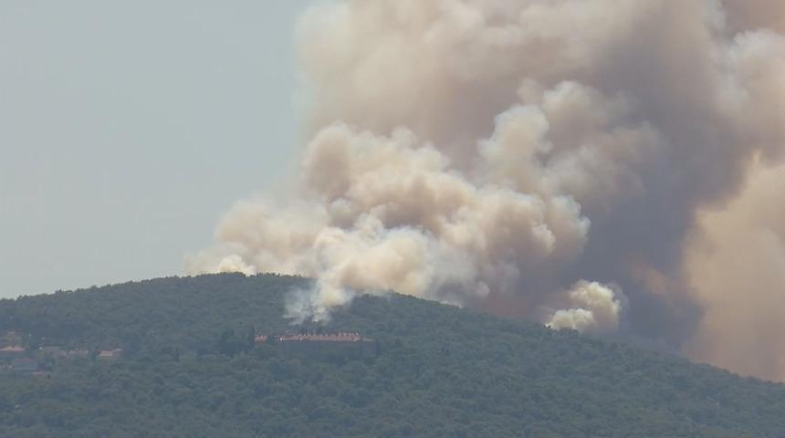 Heybeliada'daki orman yangınına havadan ve karadan m&uuml;dahale ediliyor