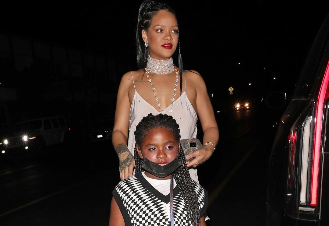 Rihanna k&uuml;&ccedil;&uuml;k arkadaşıyla gece gezmesinde