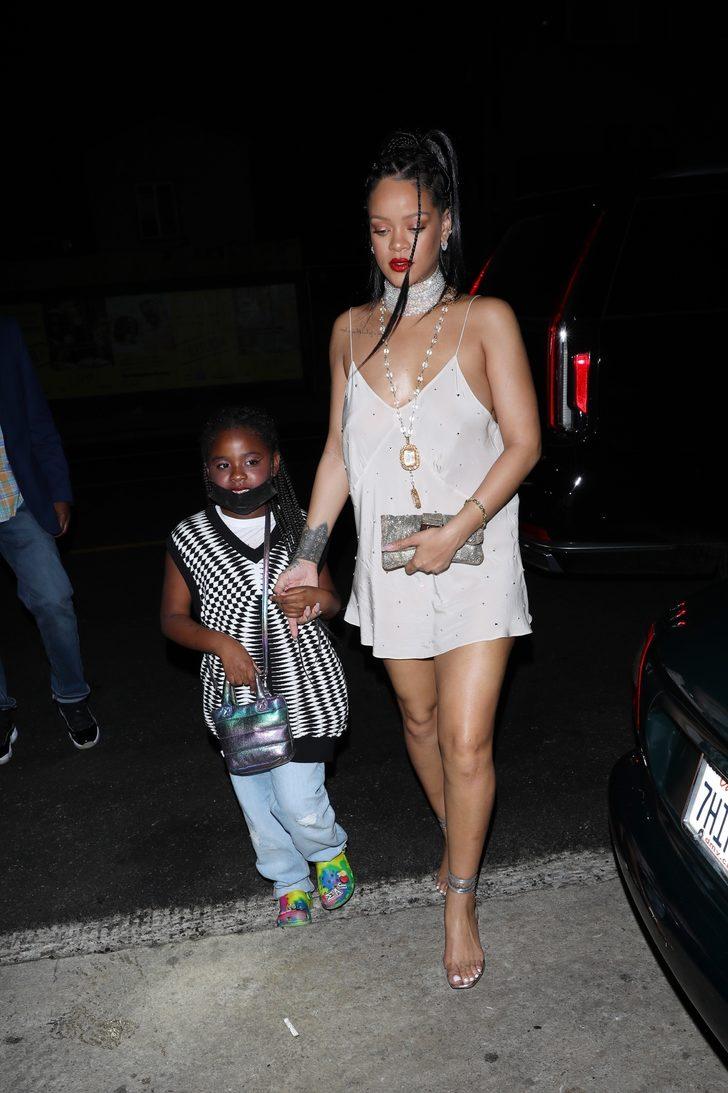 Rihanna küçük arkadaşıyla gece gezmesinde G3
