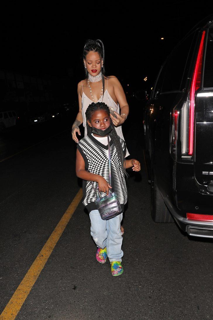 Rihanna küçük arkadaşıyla gece gezmesinde G4