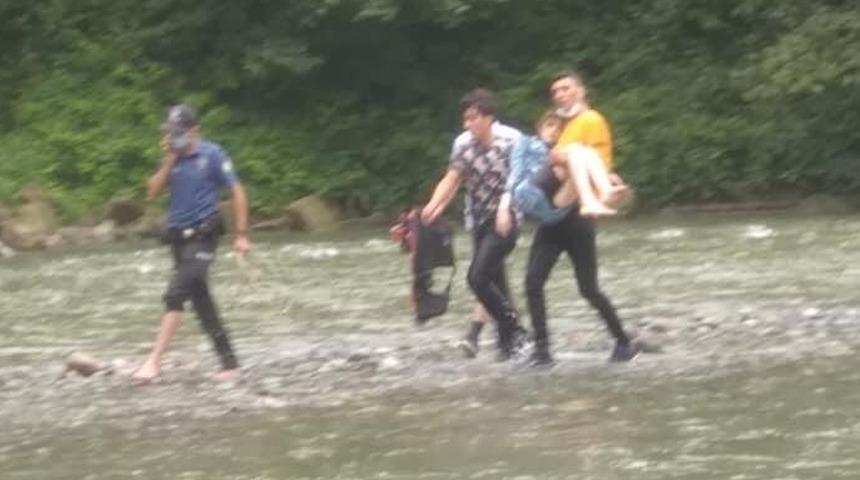 Rafting botundan d&uuml;şerek akıntıya kapılan kızın imdadına polis yetişti