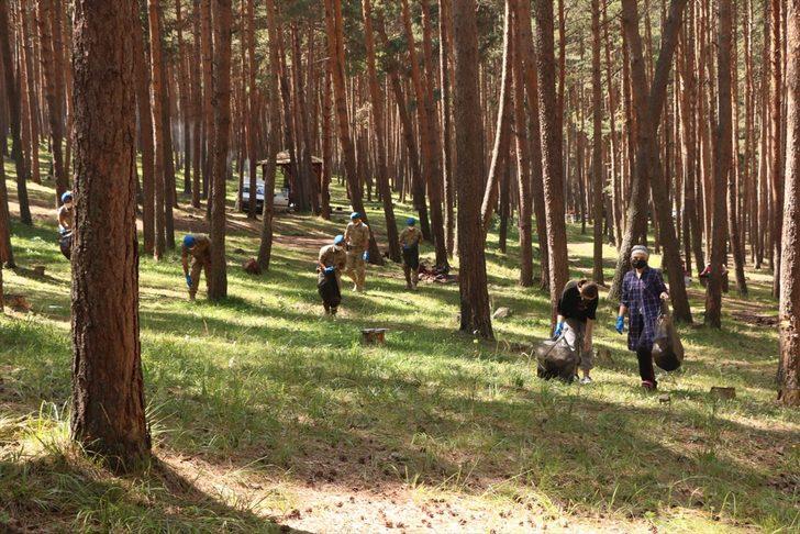 Ardahan'da jandarma farkındalık oluşturmak için gönüllülerle mesire alanında temizlik yaptı G1