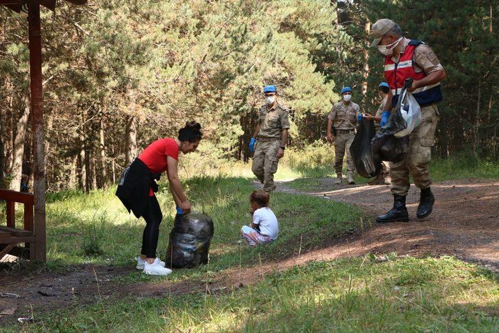 Ardahan'da jandarma farkındalık oluşturmak için gönüllülerle mesire alanında temizlik yaptı G2