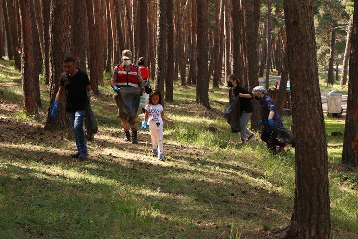 Ardahan'da jandarma farkındalık oluşturmak için gönüllülerle mesire alanında temizlik yaptı G3