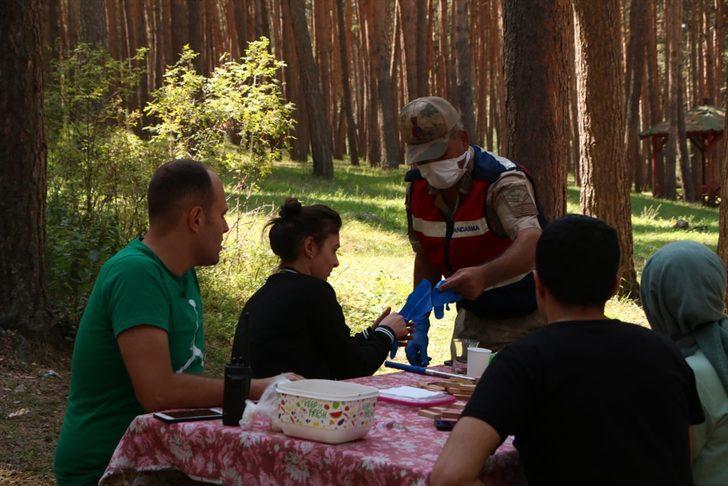 Ardahan'da jandarma farkındalık oluşturmak için gönüllülerle mesire alanında temizlik yaptı G4