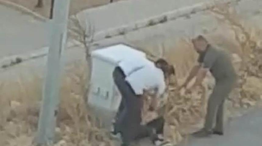 Şoke eden anlar! Boşanma aşamasındaki eşini sokak ortasında darp etti