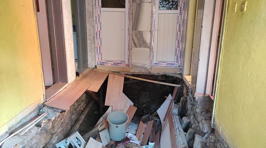 Bir anda bu hale geldi! Zemini çöken müstakil evdeki kadın ile torunu yaralandı