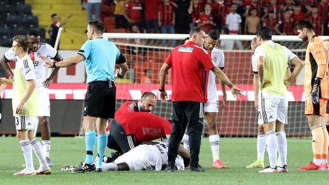N'Sakala: Beşiktaşlı futbolcu, maç sırasında fenalaşarak hastaneye götürüldü